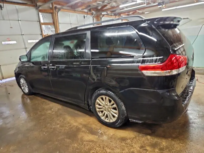 2013 TOYOTA SIENNA XLE  