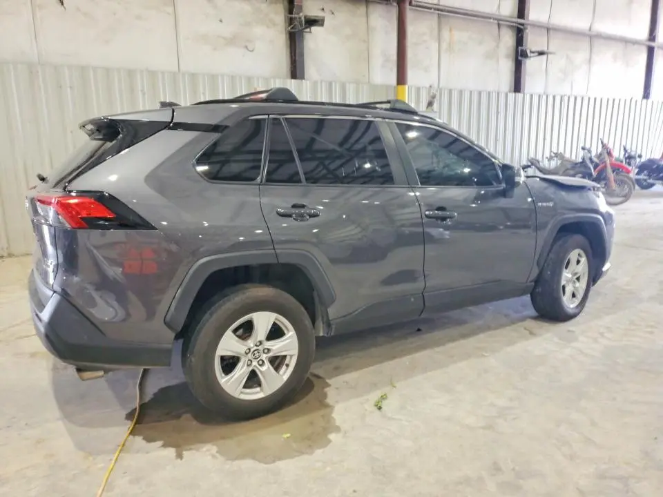 2021 TOYOTA RAV4 XLE  