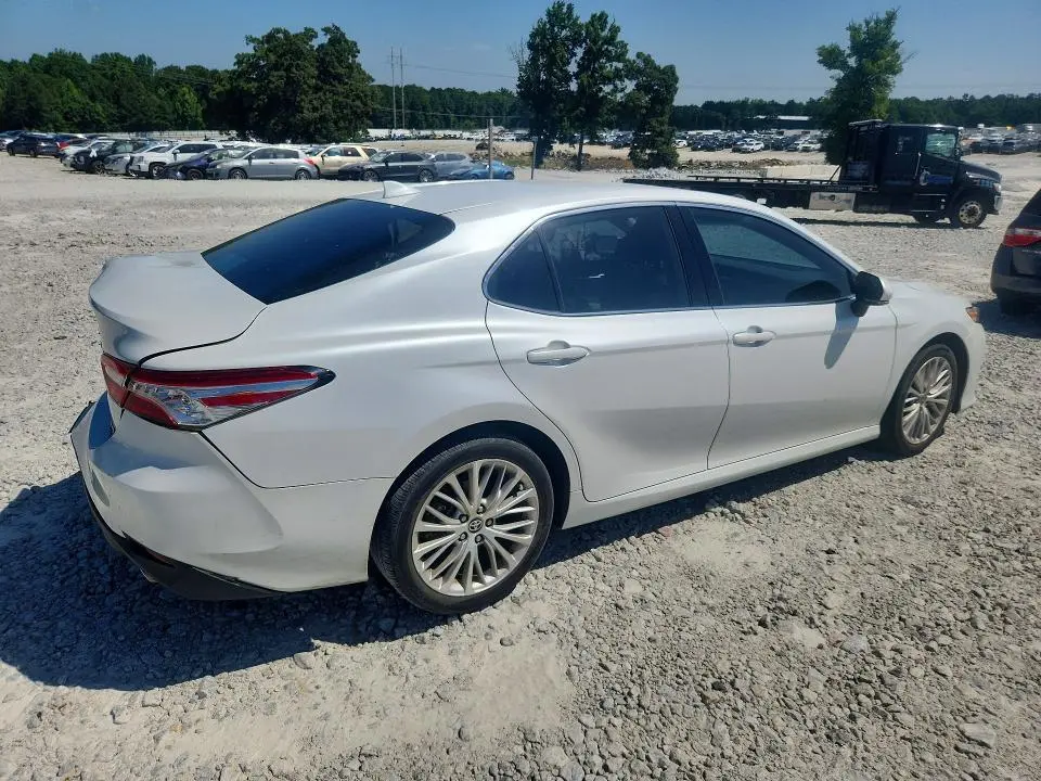 2020 TOYOTA CAMRY XLE  