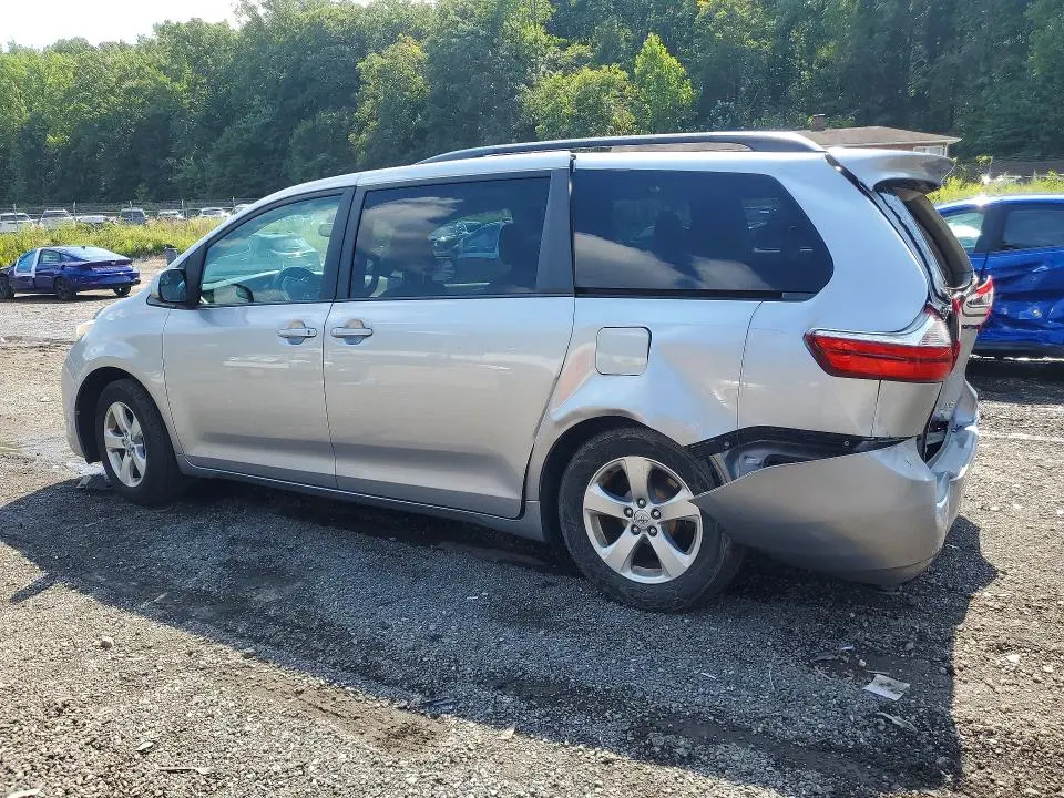 2017 TOYOTA SIENNA LE  