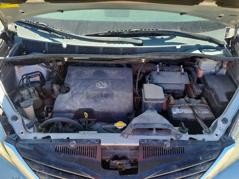 2013 TOYOTA SIENNA LE  
