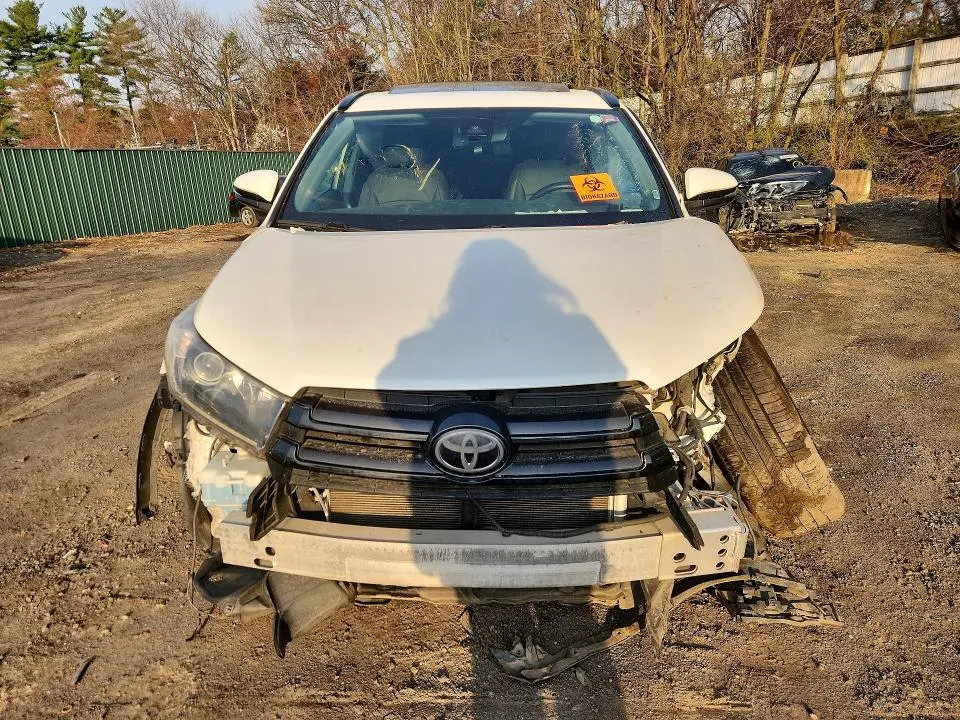 2019 TOYOTA HIGHLANDER SE  