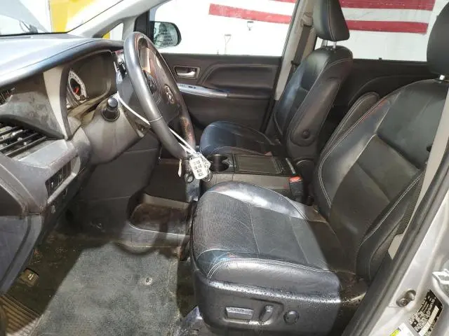 2017 TOYOTA SIENNA SE  