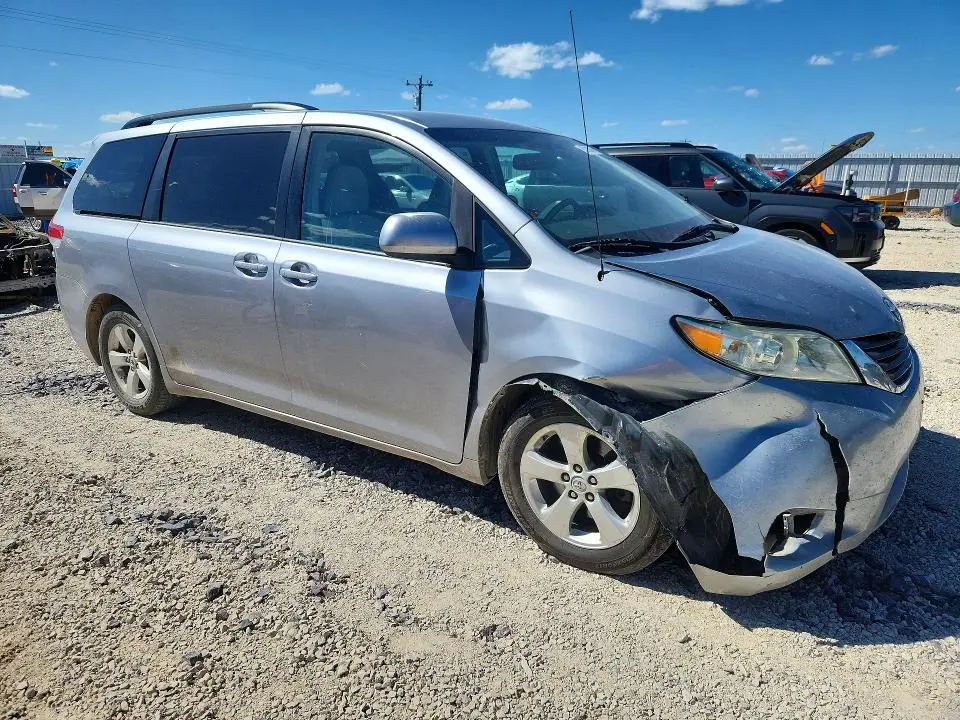 2013 TOYOTA SIENNA LE  