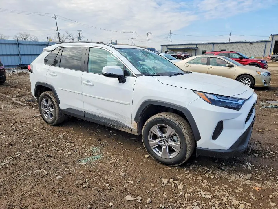 2022 TOYOTA RAV4 XLE  