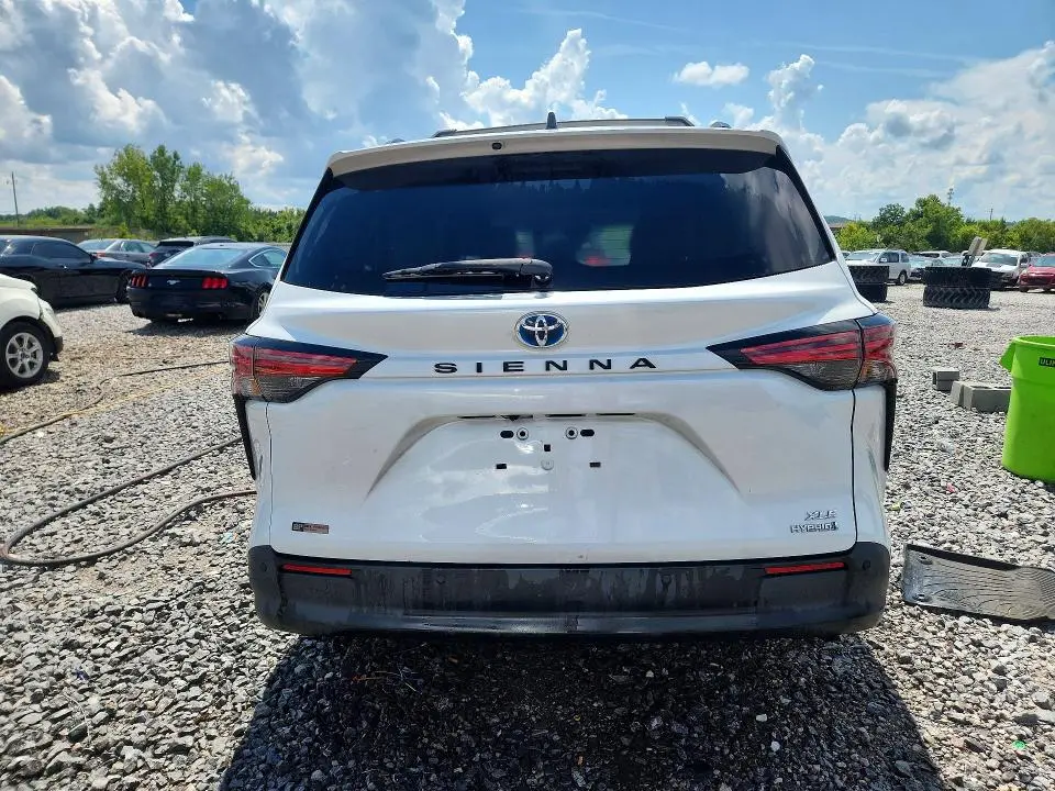 2022 TOYOTA SIENNA XLE  