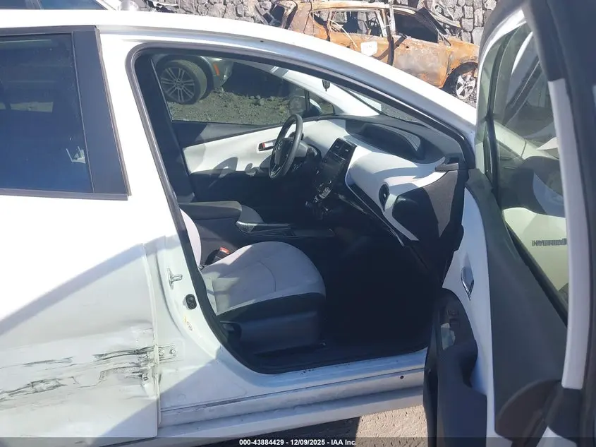 2021 TOYOTA PRIUS LE