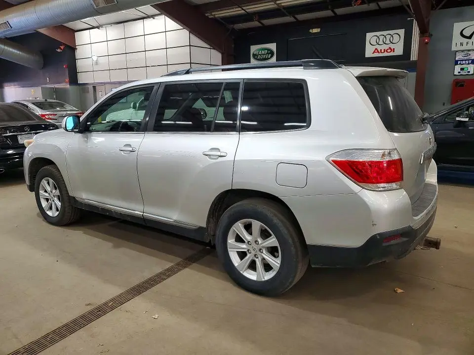 2011 TOYOTA HIGHLANDER SE  