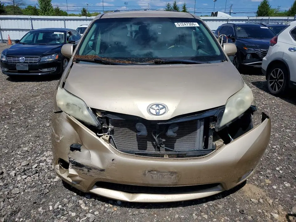 2011 TOYOTA SIENNA LE  