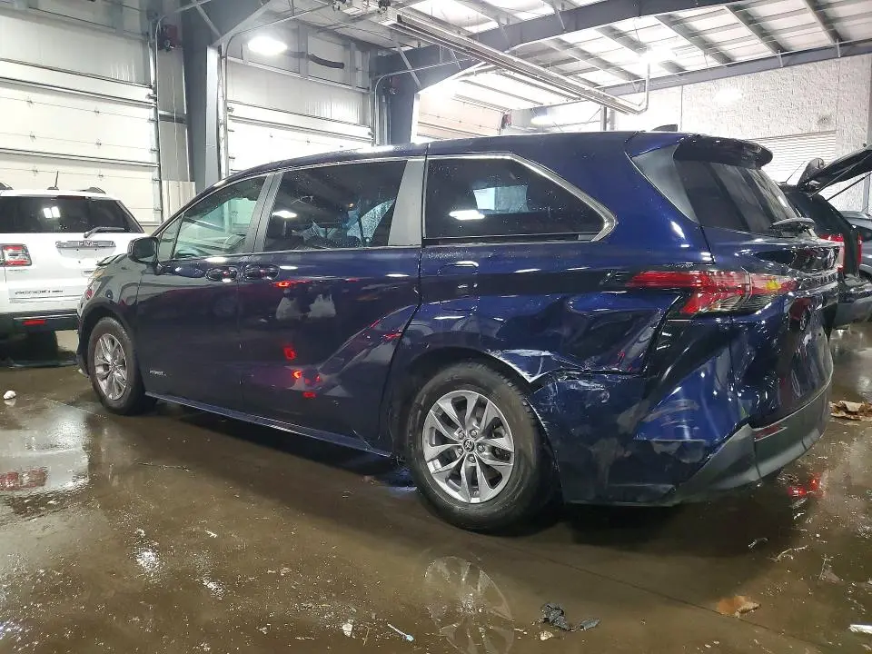 2021 TOYOTA SIENNA LE  