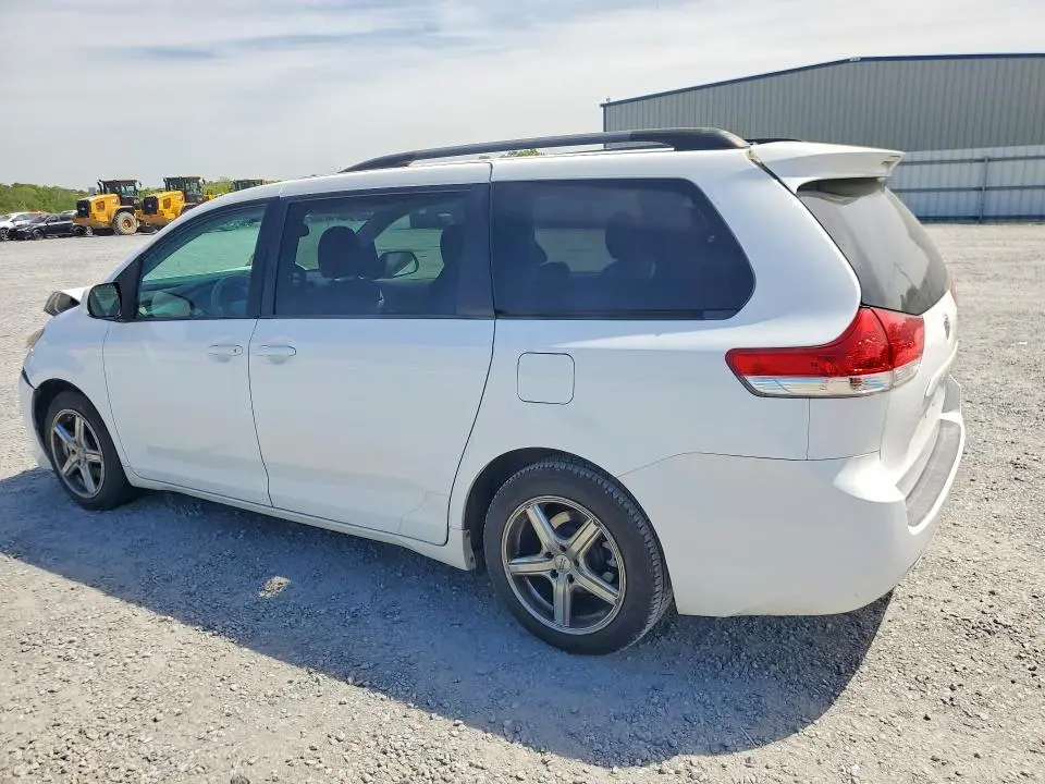 2013 TOYOTA SIENNA LE 8-PASSENGER  
