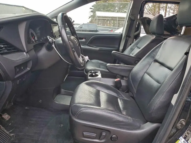 2016 TOYOTA SIENNA SE  