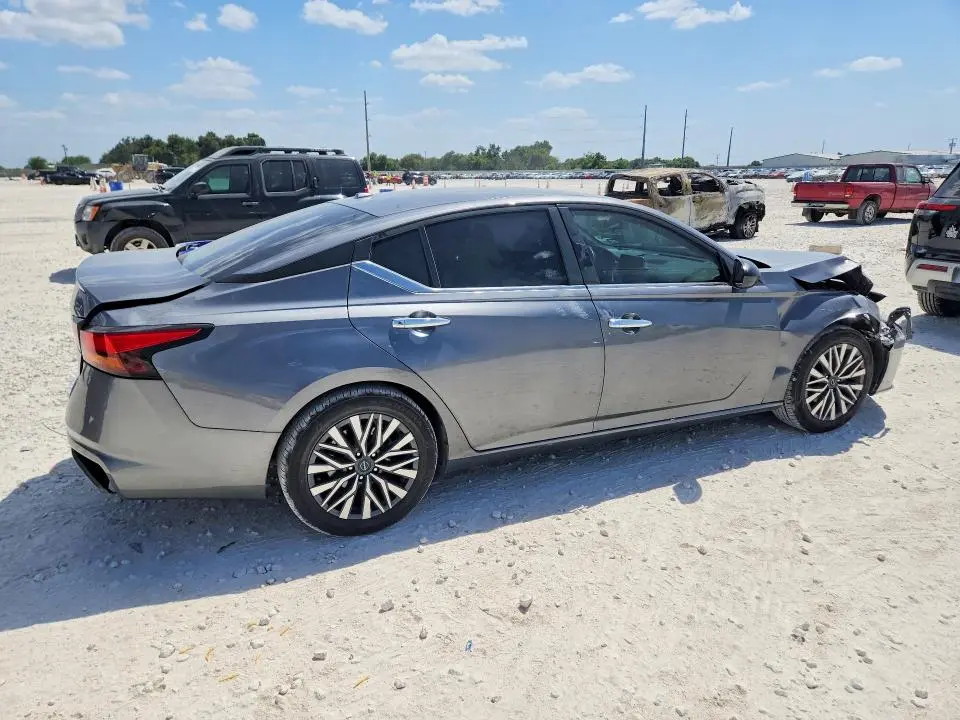 2024 NISSAN ALTIMA SV  