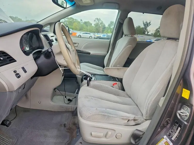 2011 TOYOTA SIENNA LE  