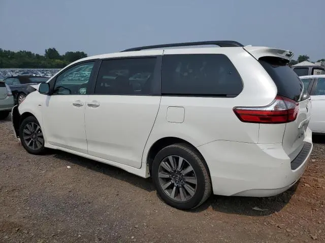 2018 TOYOTA SIENNA XLE  