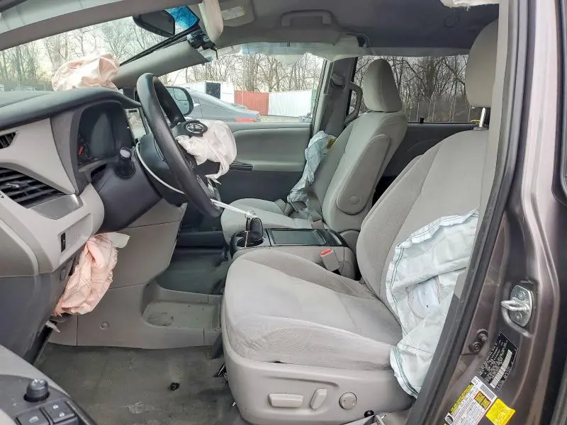 2015 TOYOTA SIENNA LE 8-PASSENGER  