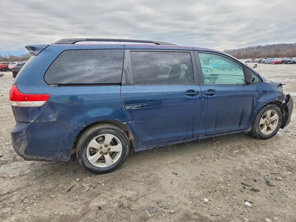 2011 TOYOTA SIENNA LE 8-PASSENGER  