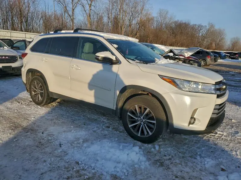 2019 TOYOTA HIGHLANDER SE  