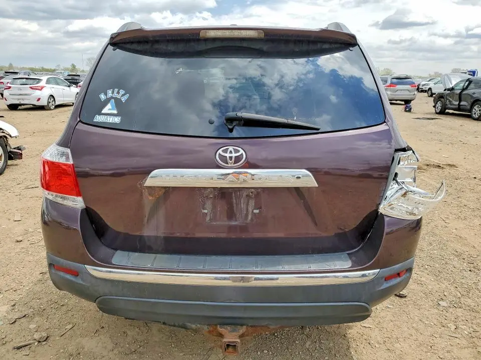 2011 TOYOTA HIGHLANDER SE  