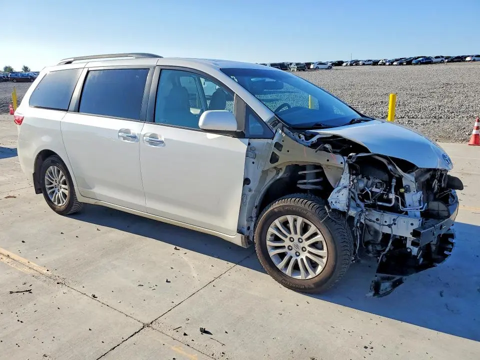 2017 TOYOTA SIENNA XLE PREMIUM 8-PASSENGER  