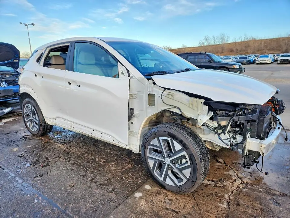 2023 HYUNDAI KONA SE  
