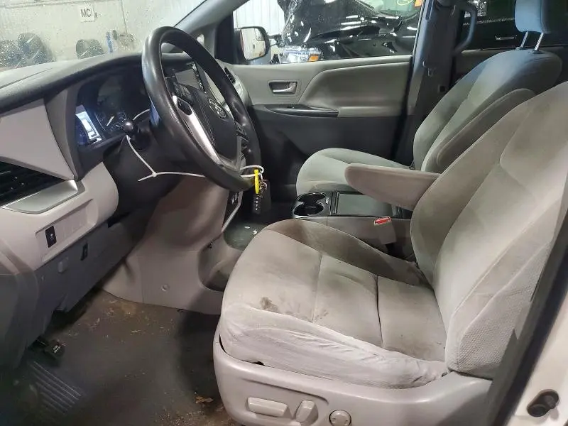 2019 TOYOTA SIENNA LE  