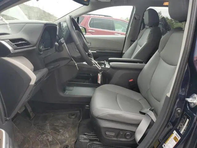 2024 TOYOTA SIENNA XLE  