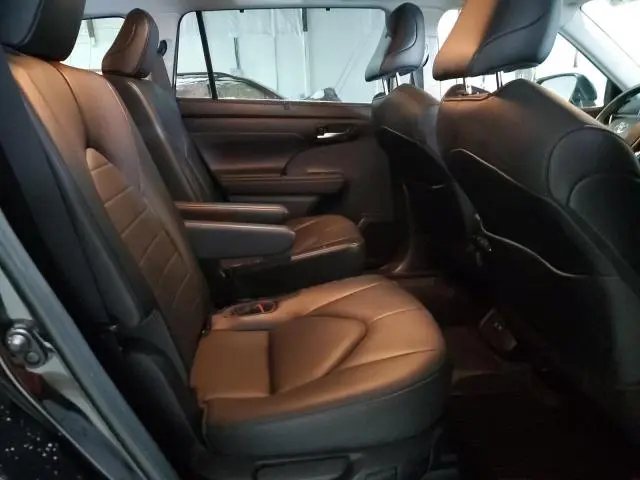 2021 TOYOTA HIGHLANDER XLE  