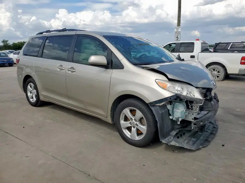 2015 TOYOTA SIENNA LE  