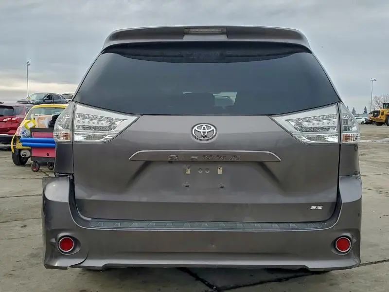 2016 TOYOTA SIENNA SE  