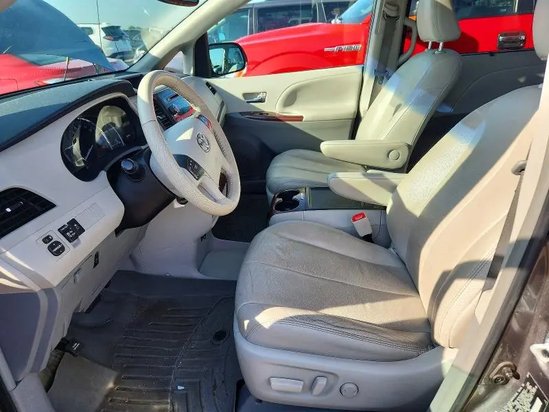2014 TOYOTA SIENNA XLE 8-PASSENGER  
