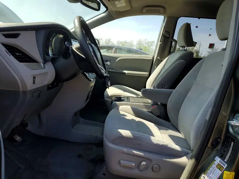 2019 TOYOTA SIENNA LE  