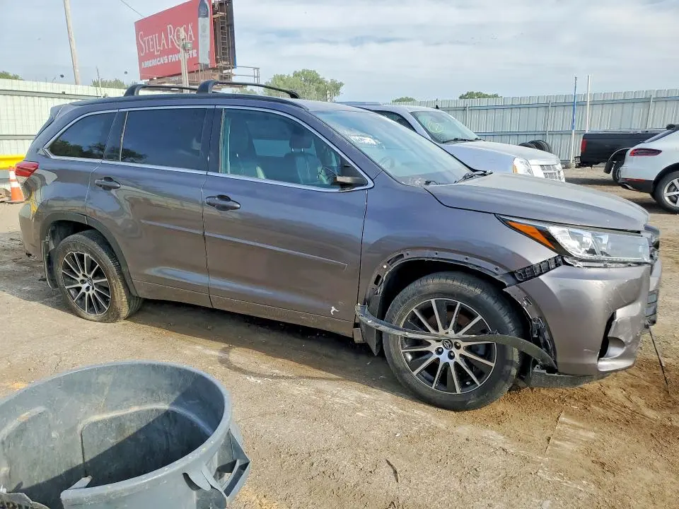 2018 TOYOTA HIGHLANDER SE  