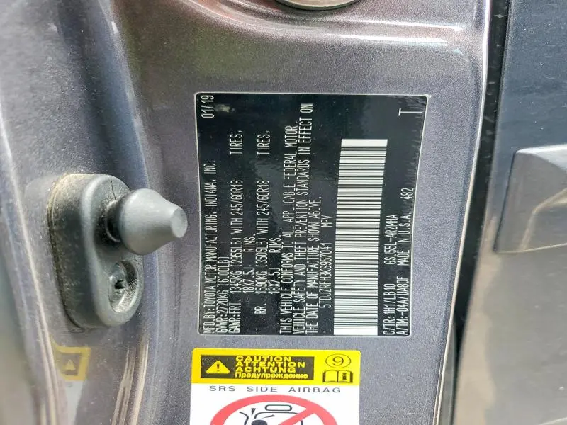 2019 TOYOTA HIGHLANDER SE  