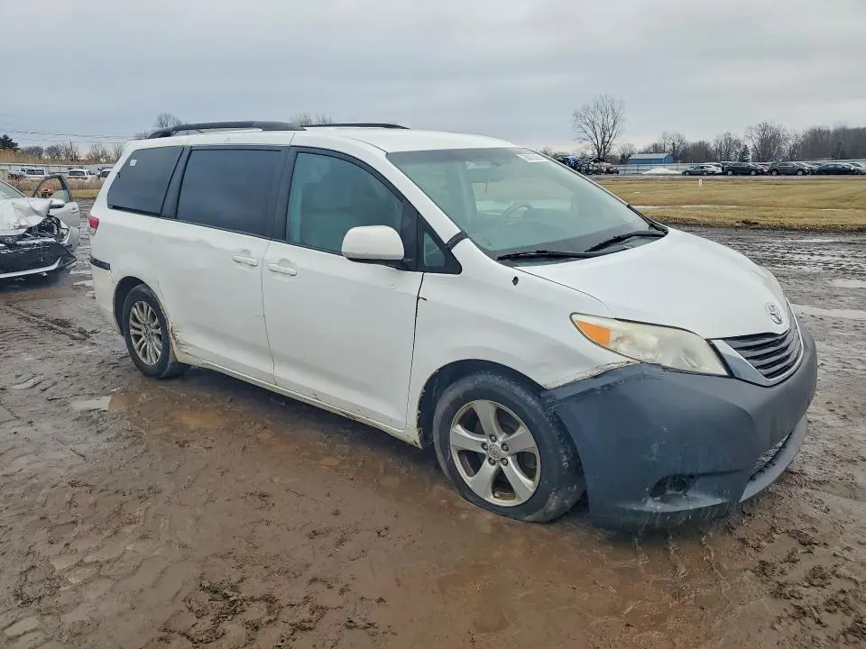 2012 TOYOTA SIENNA LE  