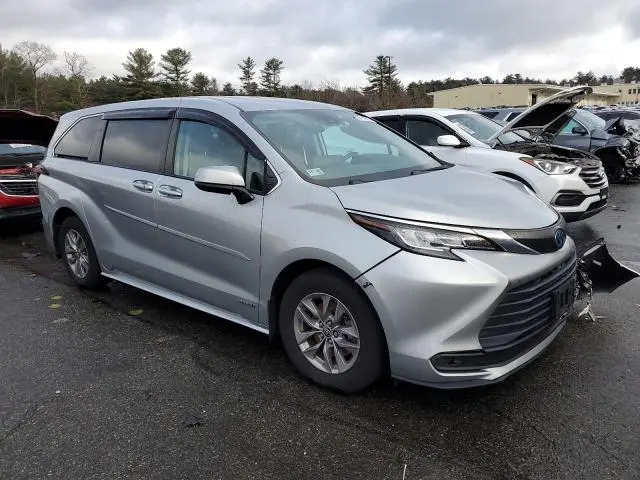 2021 TOYOTA SIENNA LE  