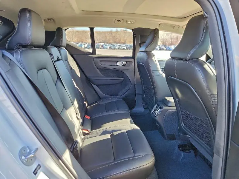 2023 VOLVO XC40 PLUS  