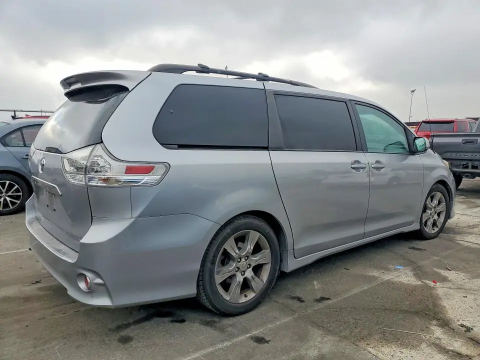 2012 TOYOTA SIENNA SE 8-PASSENGER  