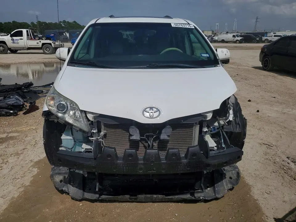2014 TOYOTA SIENNA XLE 8-PASSENGER  