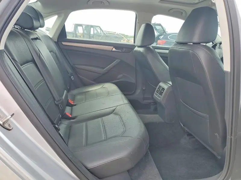 2015 VOLKSWAGEN PASSAT SE  