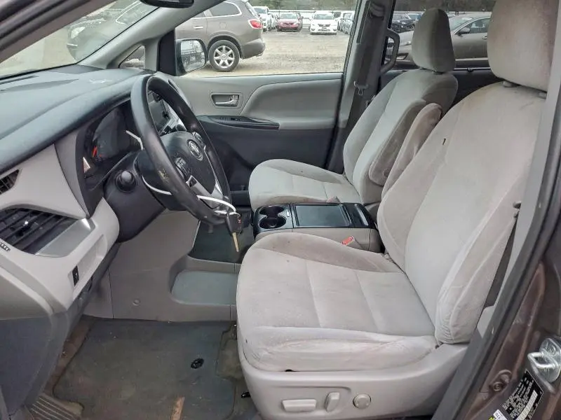 2017 TOYOTA SIENNA LE  