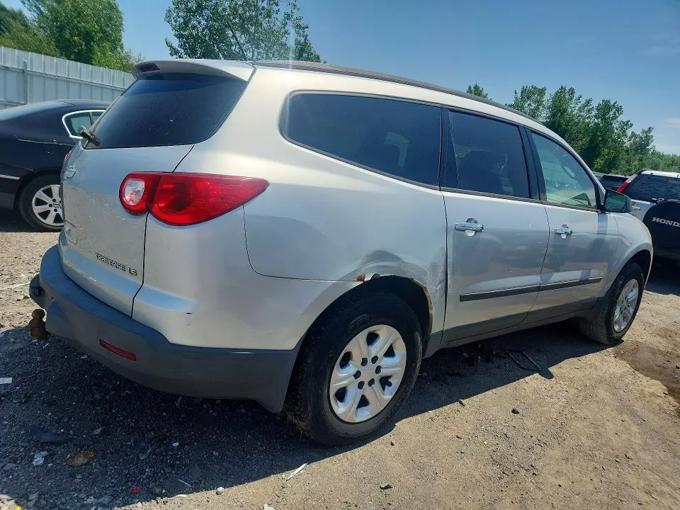 2010 CHEVROLET TRAVERSE LS  