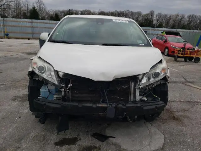 2019 TOYOTA SIENNA XLE  
