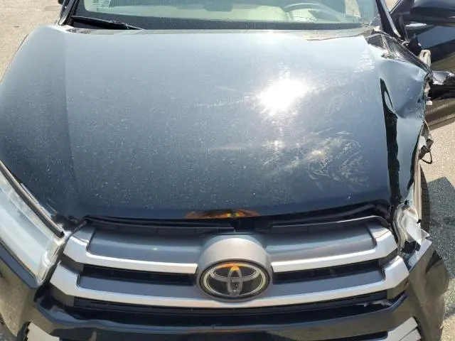 2019 TOYOTA HIGHLANDER SE  