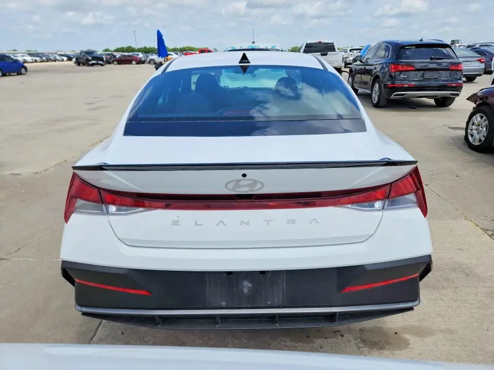 2025 HYUNDAI ELANTRA SEL SPORT  