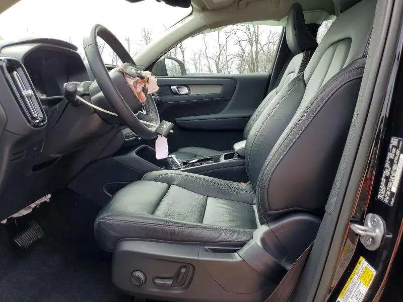 2023 VOLVO XC40 PLUS  