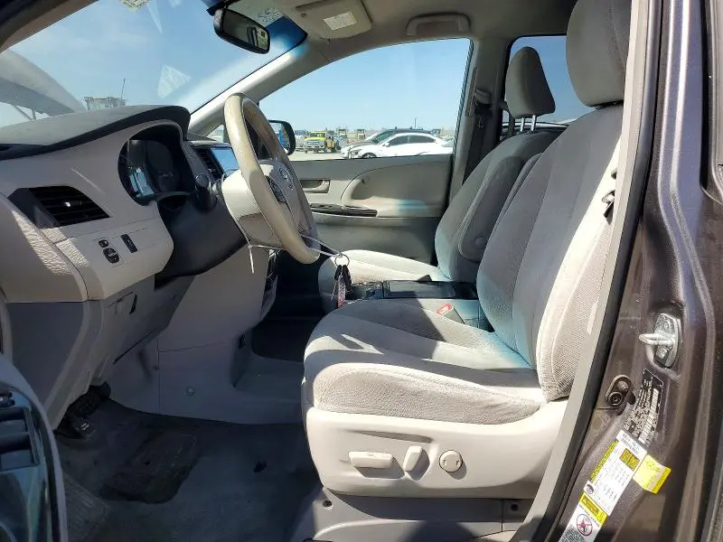 2014 TOYOTA SIENNA LE 8-PASSENGER  