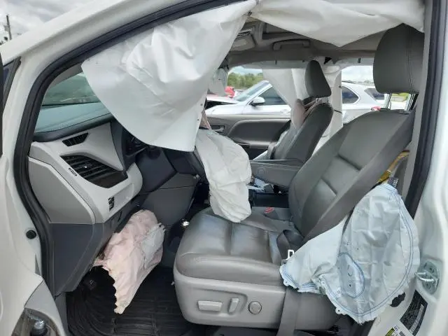 2020 TOYOTA SIENNA XLE  