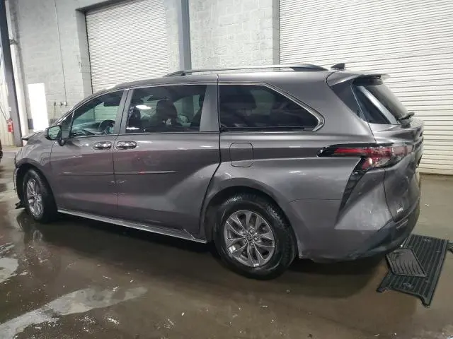 2024 TOYOTA SIENNA XLE  