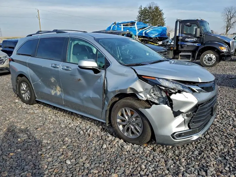 2022 TOYOTA SIENNA XLE  